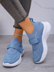 Detailweergave van blauwe strass sneakers met ademend mesh en stevige klittenbandsluiting