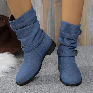 Detailansicht der stilvollen Damen-Slouch-Boots aus blauem Denim mit Schnallenriemen