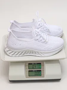 Détail des chaussures de sport légères en mesh blanc pesant environ 0,470 kg