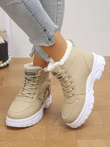 Warme beige Damen Martin-Boots mit weißem Kunstfellfutter und Seitentaschen-Detail