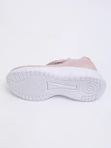 Gedetailleerd beeld van de antislipzool van deze roze ademende platform sneakers voor dames