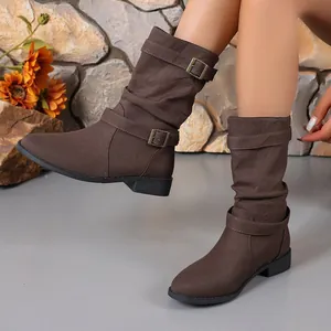 Nahaufnahme brauner Slouch-Denim-Stiefel mit Schnallen und spitzer Form