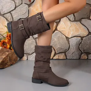Detailansicht dunkelbrauner Slouch-Stiefel mit Schnallenriemen und flachem Absatz