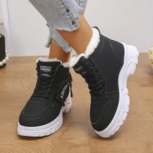 Vue détaillée des bottines Martin noires fourrées à tige haute et semelle plateforme.