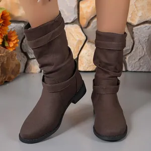 Detailansicht brauner Denim-Schlupfstiefel mit dekorativen Riemen und Schnallen