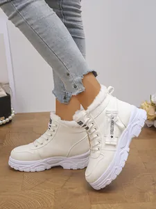 Detailansicht weißer, fellgefütterter High-Top-Martin-Boots mit lässigem Schnürdesign