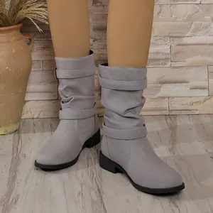 Detailansicht grauer Denim-Slouch-Stiefel mit Schnallenriemen und flachem Absatz