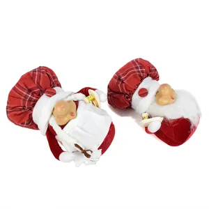 Detailopname van pluche kerstkabouters met rood geblokte koksmutsen en witte schorten