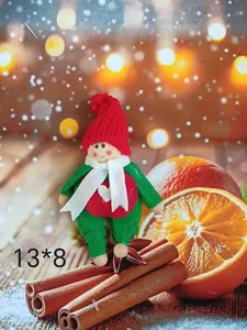 Decoración artesanal de muñeco elfo navideño con gorro rojo y traje verde sobre canela