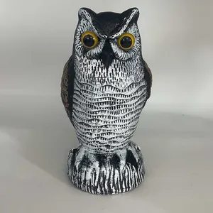 Statuetta di gufo realistica in plastica con grandi occhi gialli per decorazione