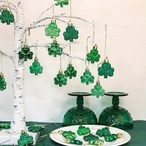 Set van 24 groene klaverhangers voor decoratie van het St. Patrick's Day feestje