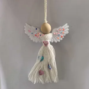 Vue détaillée d'un ornement d'ange en macramé blanc pour décoration de sapin de Noël
