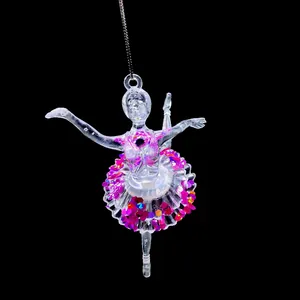 Nahaufnahme eines klaren Acryl-Ballerina-Anhängers mit funkelnden rosa Pailletten