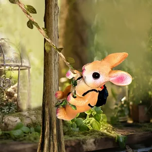 Dettaglio di un coniglio ornamentale da giardino in resina che sale su una corda
