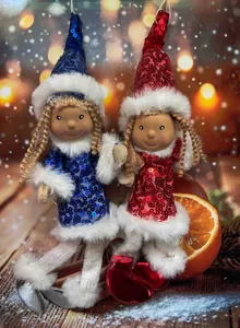 Zwei festliche Weihnachtself-Anhänger mit Pailletten und weißem Kunstpelzbesatz.