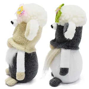 Vue latérale de deux gnomes moutons en peluche faits main avec toison et barbe blanches