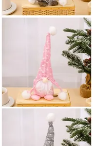 Dettaglio di uno gnomo di Natale in maglia rosa con cappello lungo e una folta barba bianca