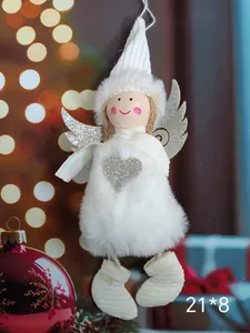 Detailansicht eines weißen flauschigen Weihnachtsengels zum Aufhängen mit silbernen Flügeln