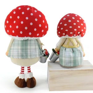 Vue arrière détaillée de deux poupées gnomes champignons avec tenues à carreaux
