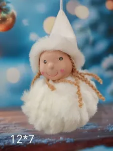 Nahaufnahme eines niedlichen weißen Plüsch-Schneemann-Anhängers mit blonden Zöpfen