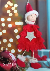 Vue détaillée d'un ange de Noël en peluche rouge avec un détail d'étoile argentée