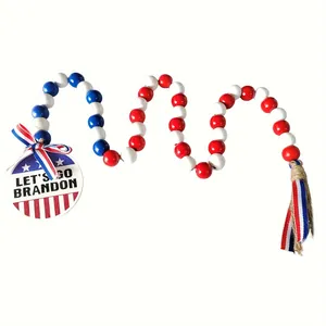 Vista dettagliata della ghirlanda di perle di legno patriottica con lo slogan Let's Go Brandon