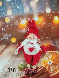 Detalle de un adorno de muñeca elfo de Navidad rojo hecho a mano con corazón