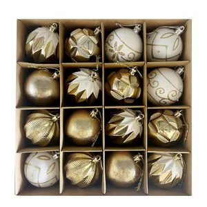 Gedetailleerd overzicht van 16 goud-witte kerstballen van 6 cm in geschenkdoos