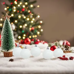 Σετ από μικρές λευκές χριστουγεννιάτικες μπάλες DIY για εορταστικό στολισμό δέντρου