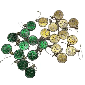 Set van 24 St. Patrick's Day geluksklaver hanger versieringen in goud en groen decor