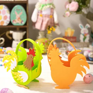 Bunte osterkörbe aus filz in hahnform zum sammeln von eiern und für festgeschenke