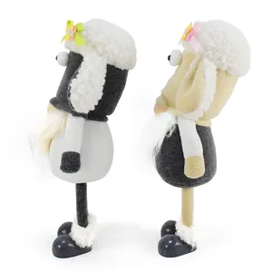 Vista lateral de dos gnomos oveja de peluche con piernas largas, adorno de Pascua