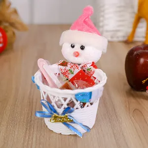 Detailansicht eines weißen Weihnachts-Schneemann-Geschenkkorbs mit blauer Schleife