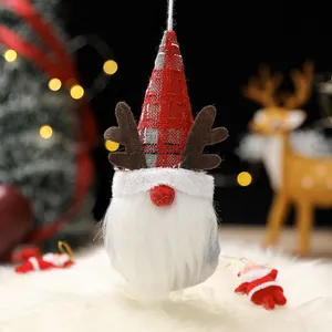 Nain de Noël avec bonnet à carreaux et bois de renne, décoration festive suspendue à offrir.