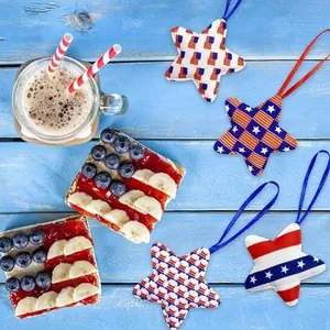 Patriotische Baumwollsterne zum US-Unabhängigkeitstag auf einem blauen Holztisch
