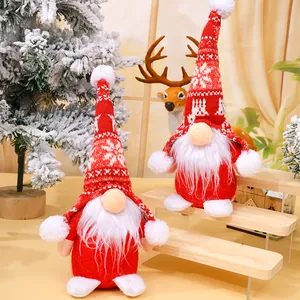 Gnomi di Natale festivi con cappelli rossi lavorati a maglia e lunghe barbe bianche