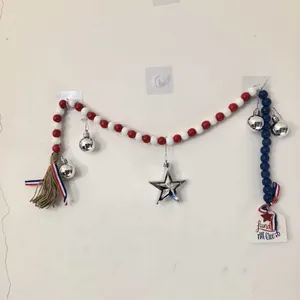 Dettaglio della ghirlanda di perle in legno del 4 luglio con stelle d'argento