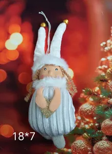 Vue détaillée d'une poupée ange de Noël en peluche avec cœur doré, dimensions 18x7 cm
