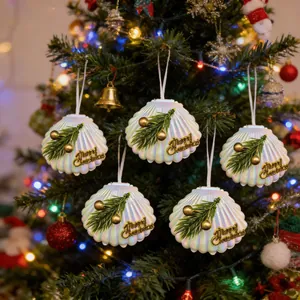 Elegante schillernde Muschel-Weihnachtsanhänger mit Merry Christmas Schriftzug am Baum
