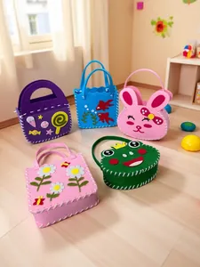 Grupo de cinco creativas bolsas de fieltro hechas a mano para niños con diseños de animales