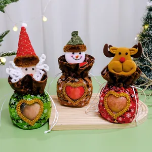 Vue détaillée de trois sacs cadeaux de Noël festifs pour pommes et bonbons colorés