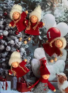 Handgemachte Weihnachtsengel-Puppen mit roten Mänteln und weißen Strickmützen