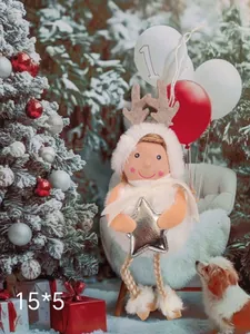 Nahaufnahme einer süßen Plüsch-Weihnachtspuppe mit silbernem Stern in festlichem Design