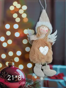 Detailansicht eines flauschigen Weihnachtsengels mit glitzernden silbernen Flügeln