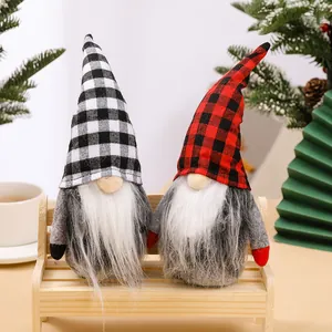 Twee schattige kerstkabouters met geruite hoeden zittend op een houten bankje decoratie