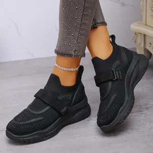 Modieuze zwarte plateau sneakers met strassteentjes, ademend mesh en klittenbandsluiting.