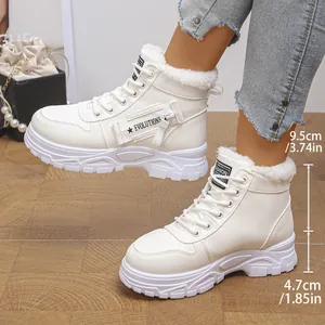 Détail de bottes d'hiver blanches doublées polaire, plateforme de 4,7 cm et tige de 9,5 cm