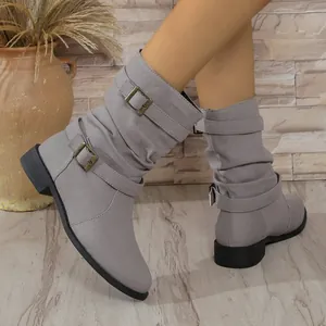 Detailansicht stilvoller grauer Denim-Slouchy-Stiefel mit Metallschnallen und spitzen Zehen