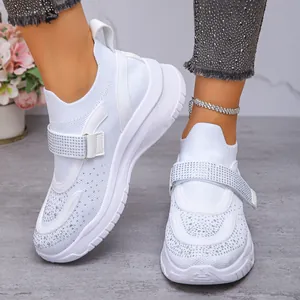 Stijlvolle witte sneakers met strass-steentjes, platformzool en ademend mesh-materiaal.