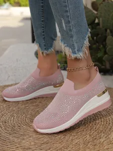 Sneakers con zeppa rosa in tessuto fly-woven con strass scintillanti e dettaglio oro